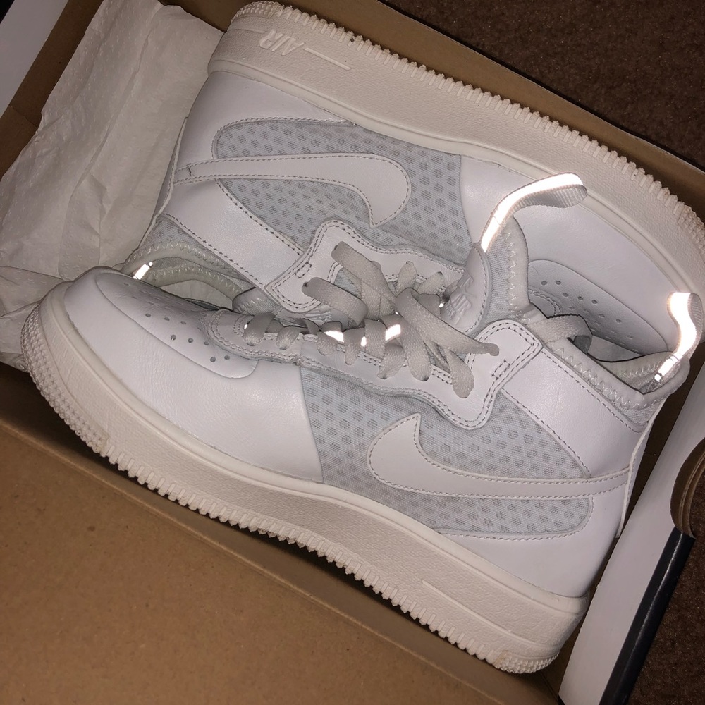 White high top women’s nike’s. worn once !!